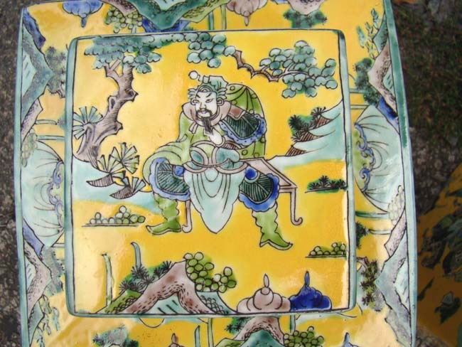 A wonderful pair of Chinese covered jars depicting warriors battling, 20th century — image 2